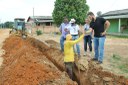 Affonso Cândido acompanha instalação da rede de água no km 7 Affonso Cândido acompanha instalação da rede de água no km 7