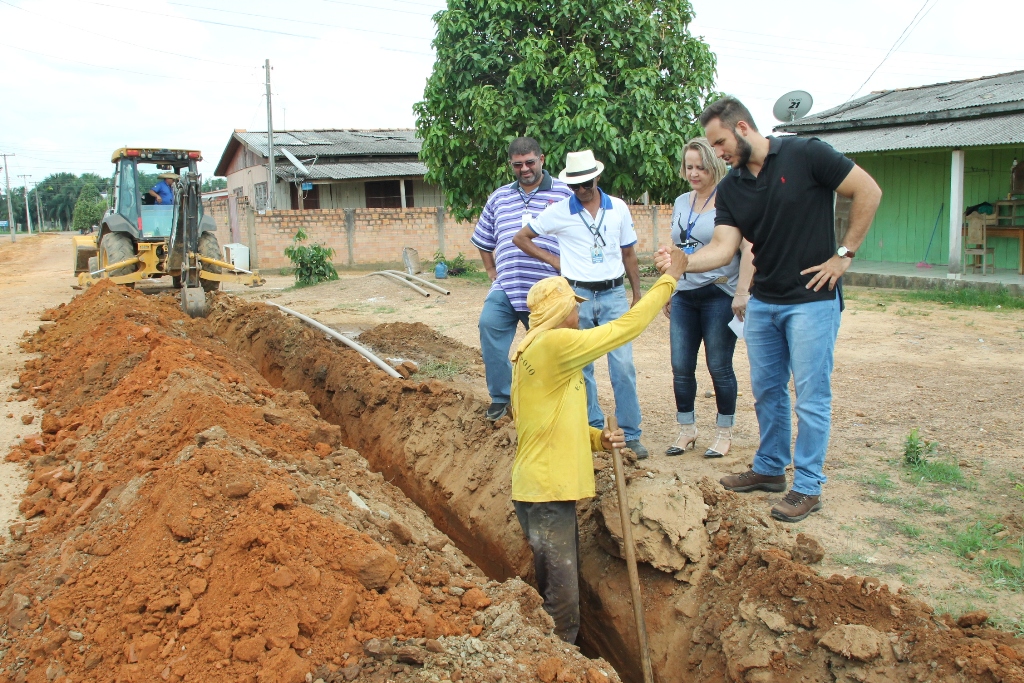 Affonso Cândido acompanha instalação da rede de água no km 7