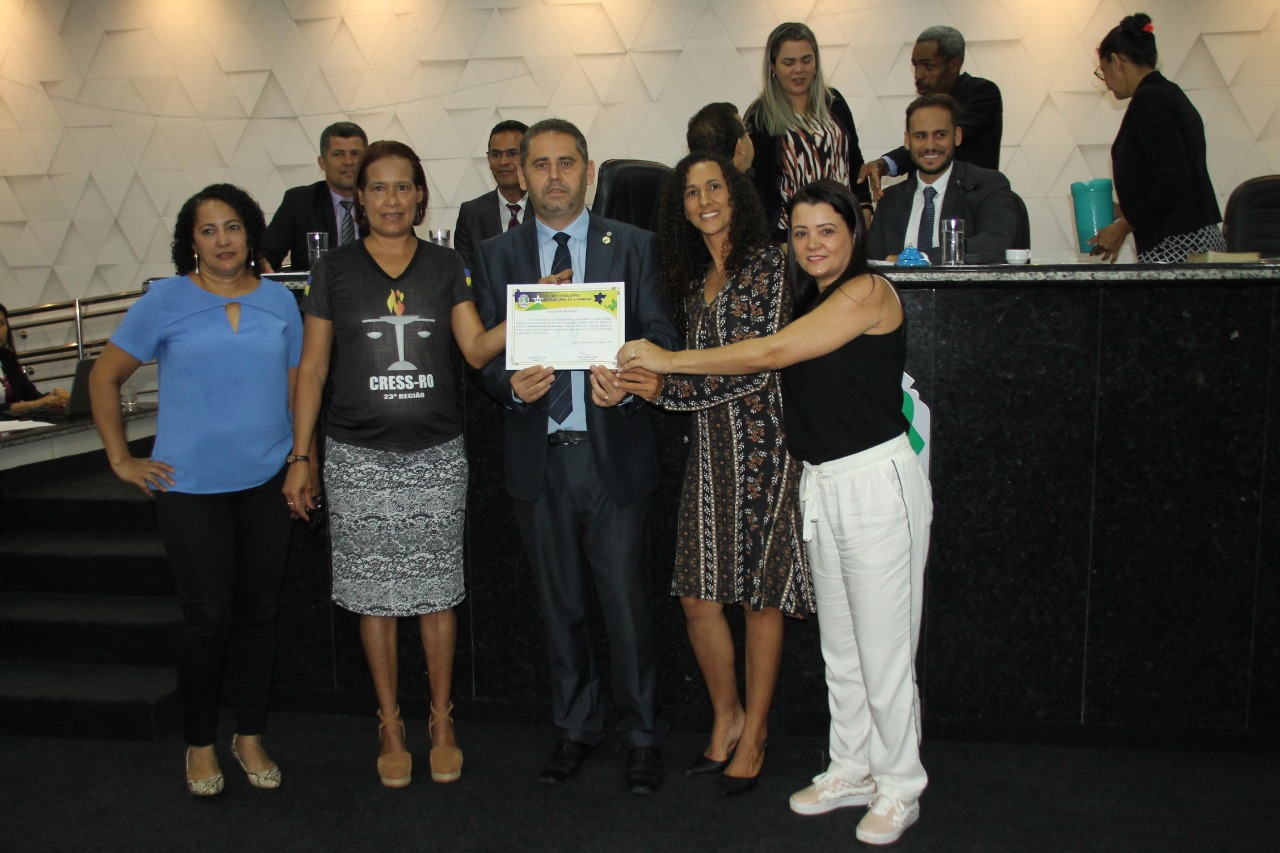 Câmara de Ji-Paraná homenageia membros do CRESS