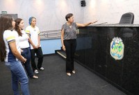 Câmara recebe alunas do projeto educacional Trilhas: Juventude, Política e Cidadania   