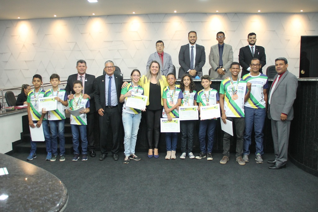 Cláudia de Jesus faz homenagem a técnico e atletas do karatê