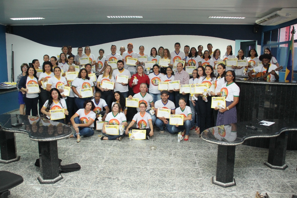 Cláudia de Jesus faz homenagens a gestores do Educampo