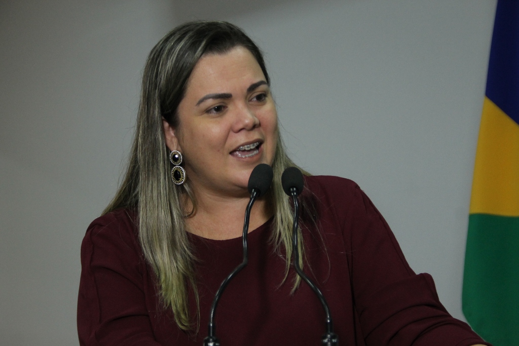 Cláudia de Jesus requer reajuste para agentes comunitários