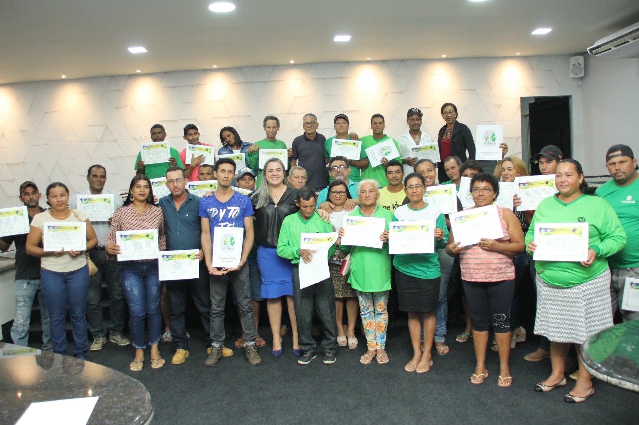 Diretoria e membros da Coocamarji recebem moção de aplausos