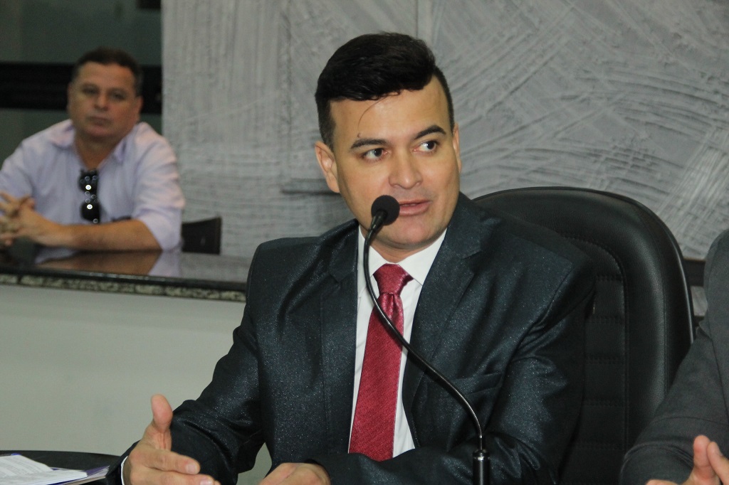Edivaldo Gomes pede cancelamento do transporte escolar rural