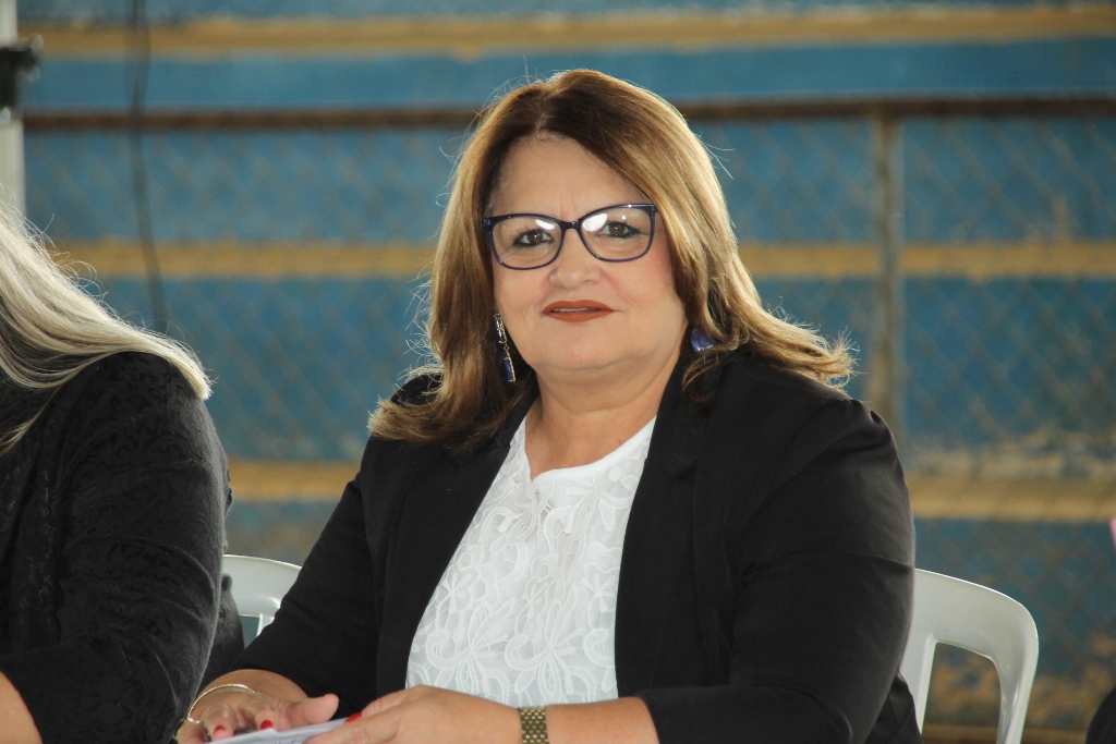 Ida Fernandes orienta idosos a atualizarem cadastros na Semusa