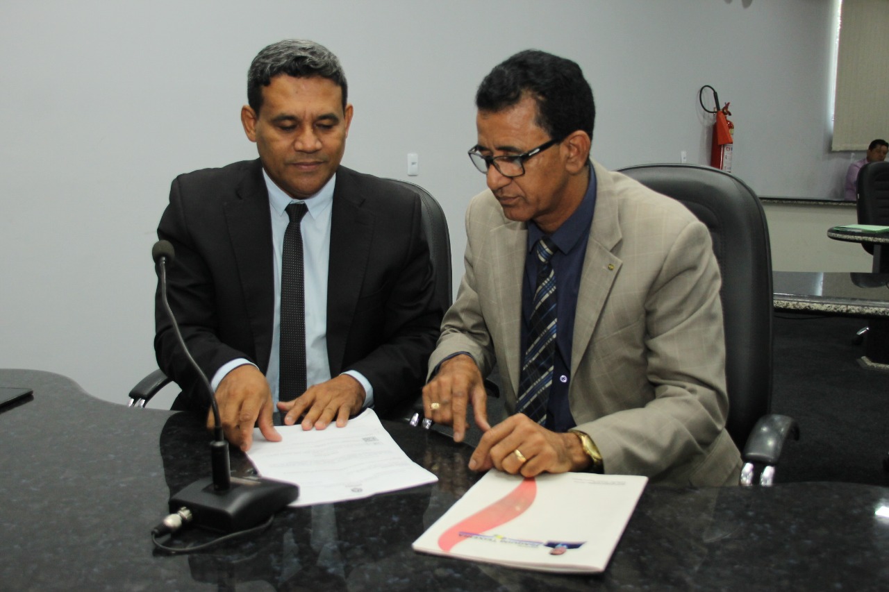 Lorenil Gomes e Joaquim Teixeira comemoram lei que beneficia mototaxistas