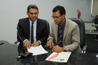 Lorenil Gomes e Joaquim Teixeira comemoram lei que beneficia mototaxistas