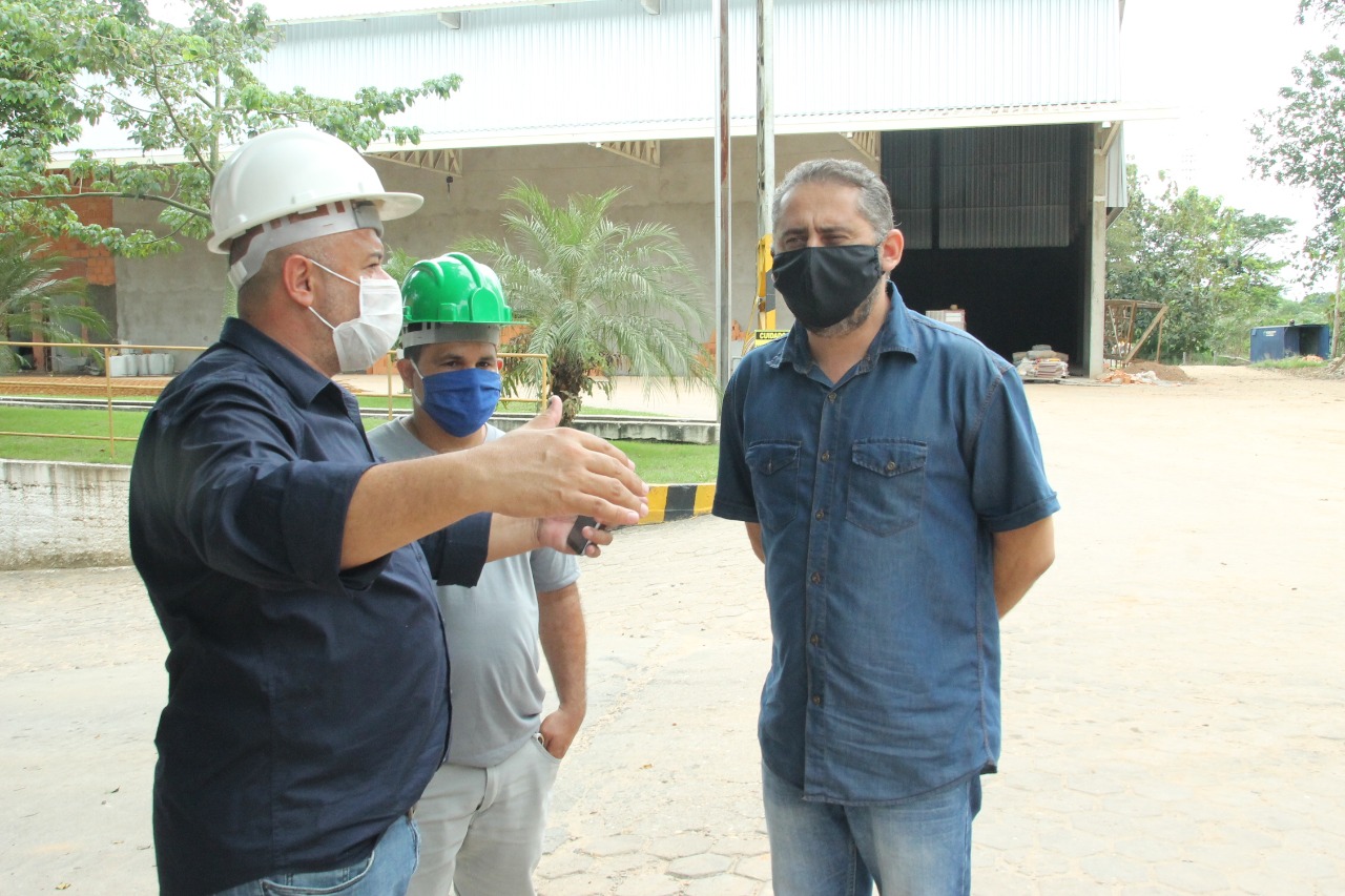 Marcelo Lemos é informado de fim do mau cheiro na cidade