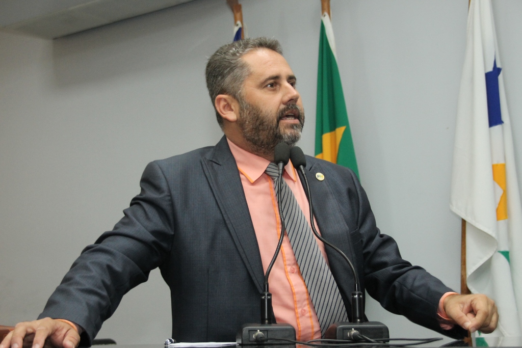 Marcelo Lemos esclarece reconstrução de  faixas e cobra sinalização em rotatórias