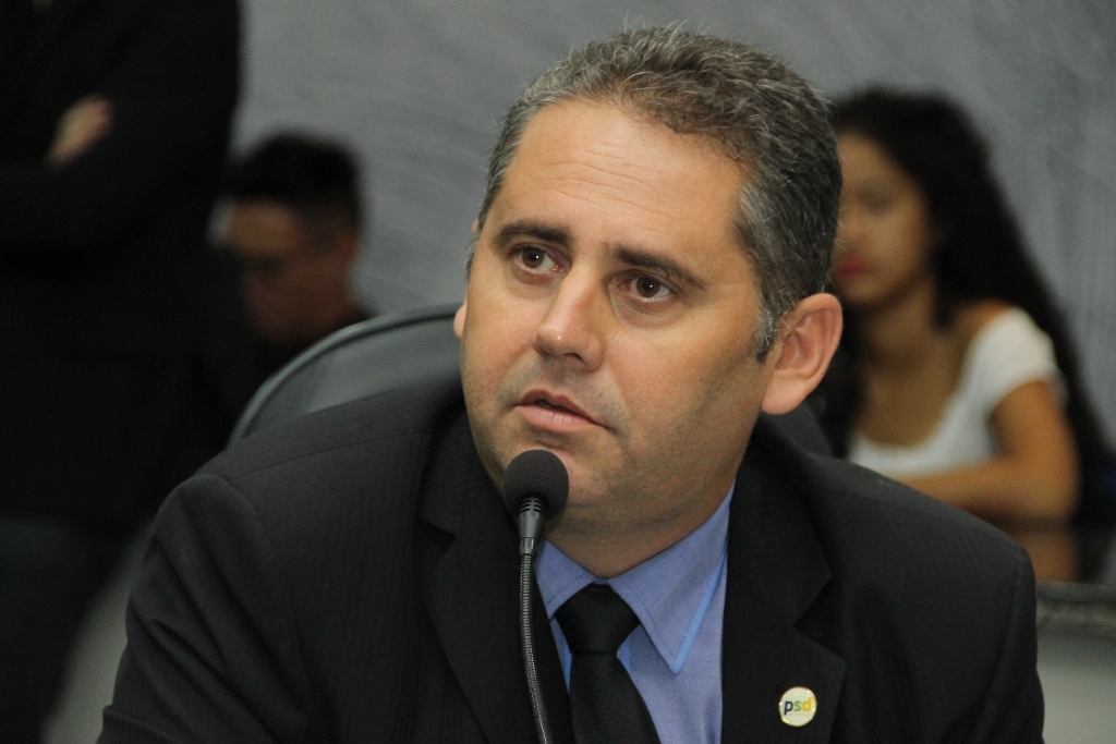 Marcelo Lemos pede policiais na segurança de escolas