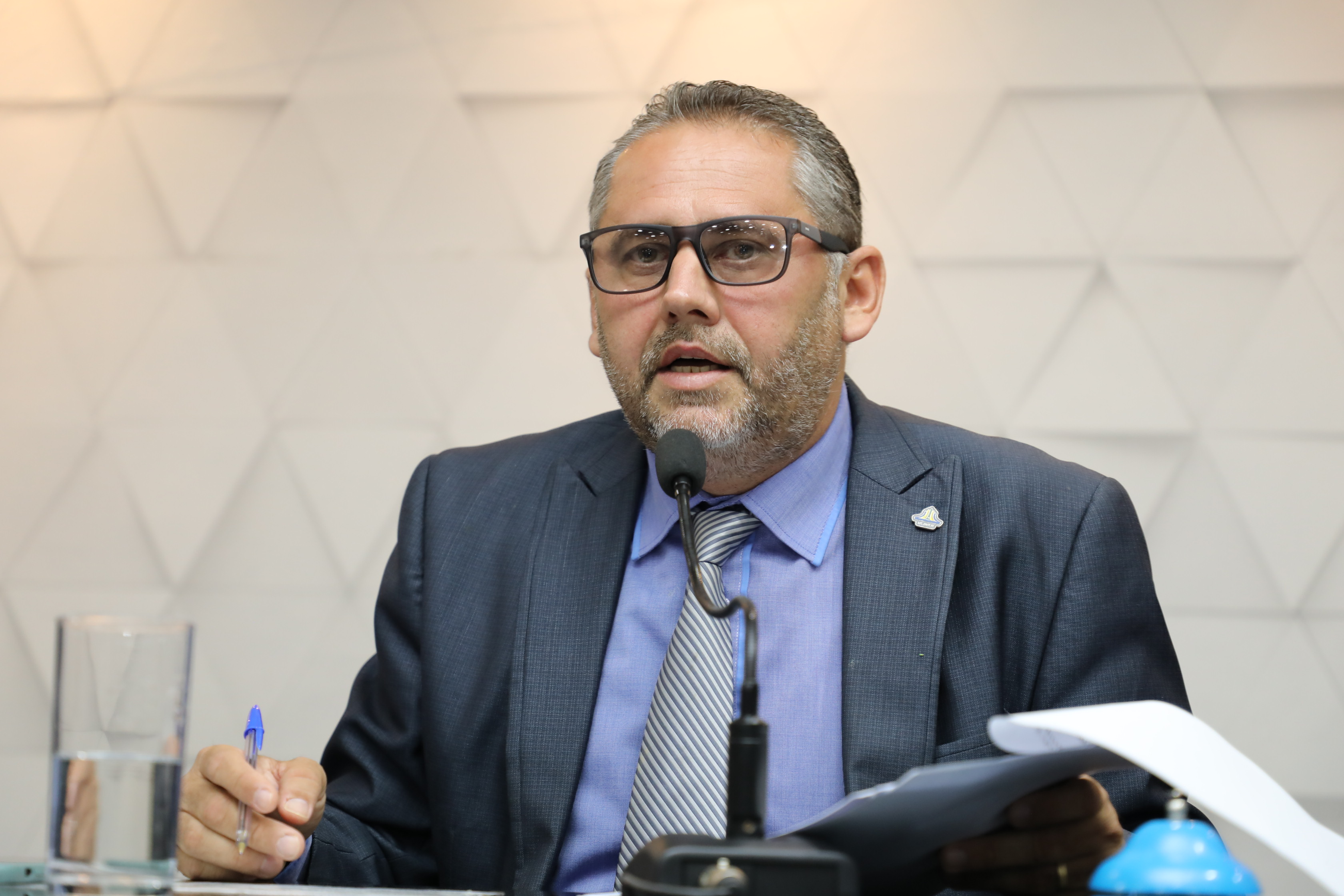 Marcelo Lemos preside sessão, marcada por cobranças sobre a obra de esgotamento no 2º Distrito   