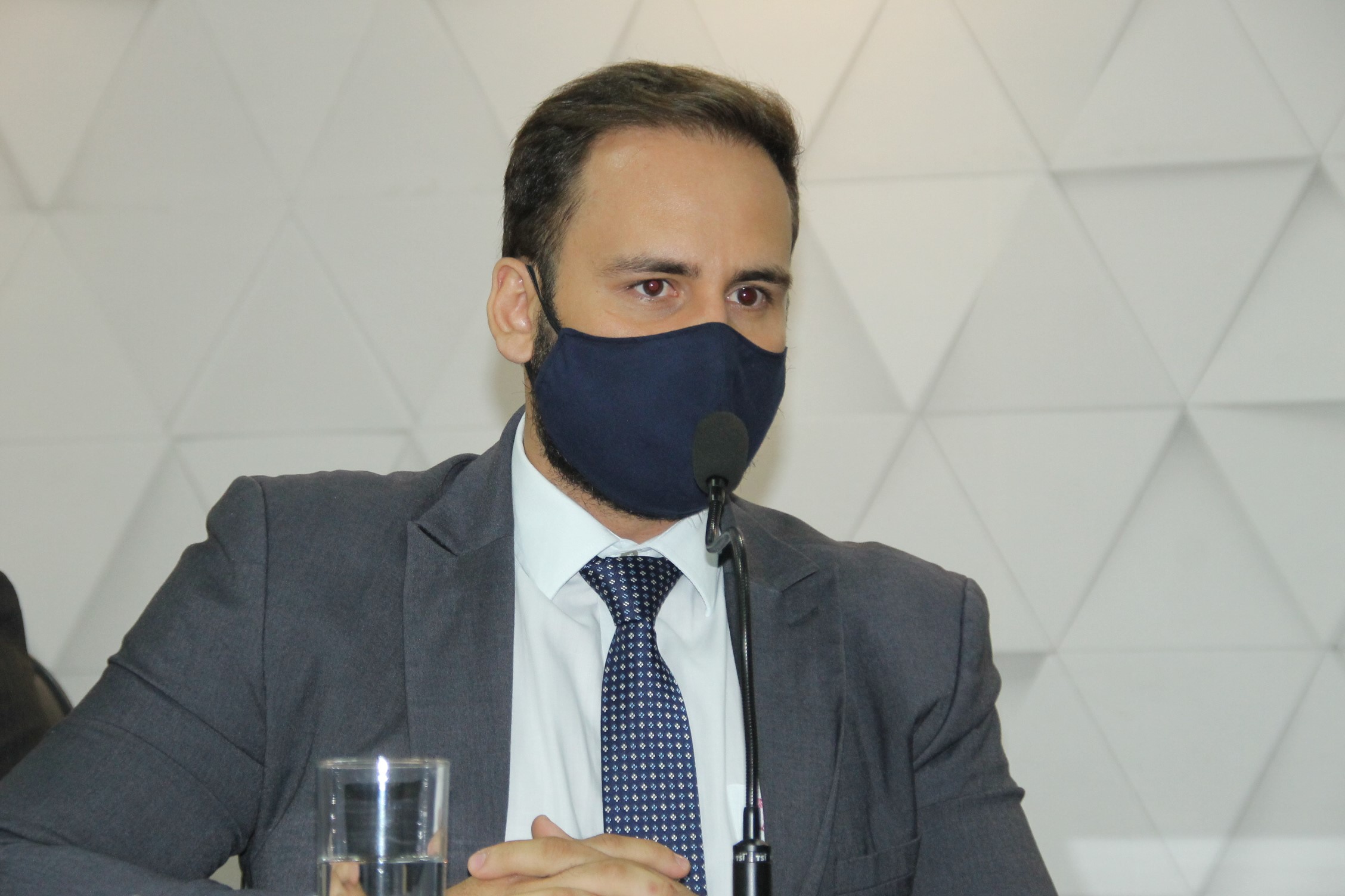 Presidente Affonso Cândido assina decreto para instalação de Comissão de Inquérito