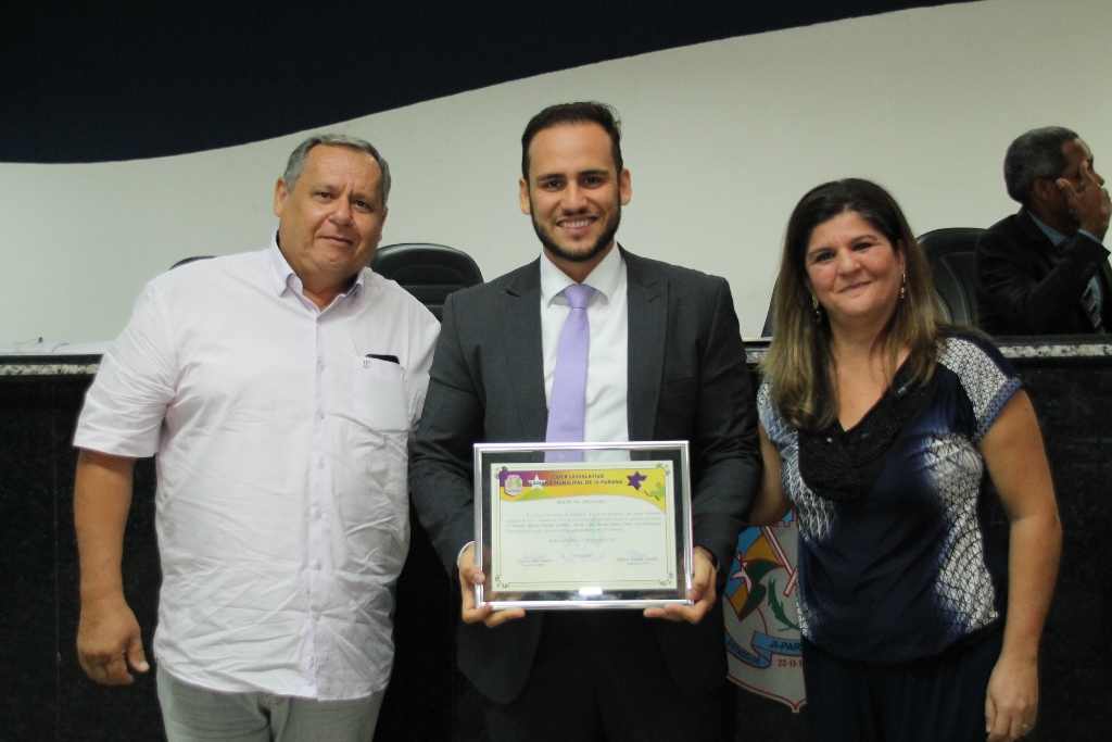 Presidente da ONG Amparo Animal recebe moção de aplauso