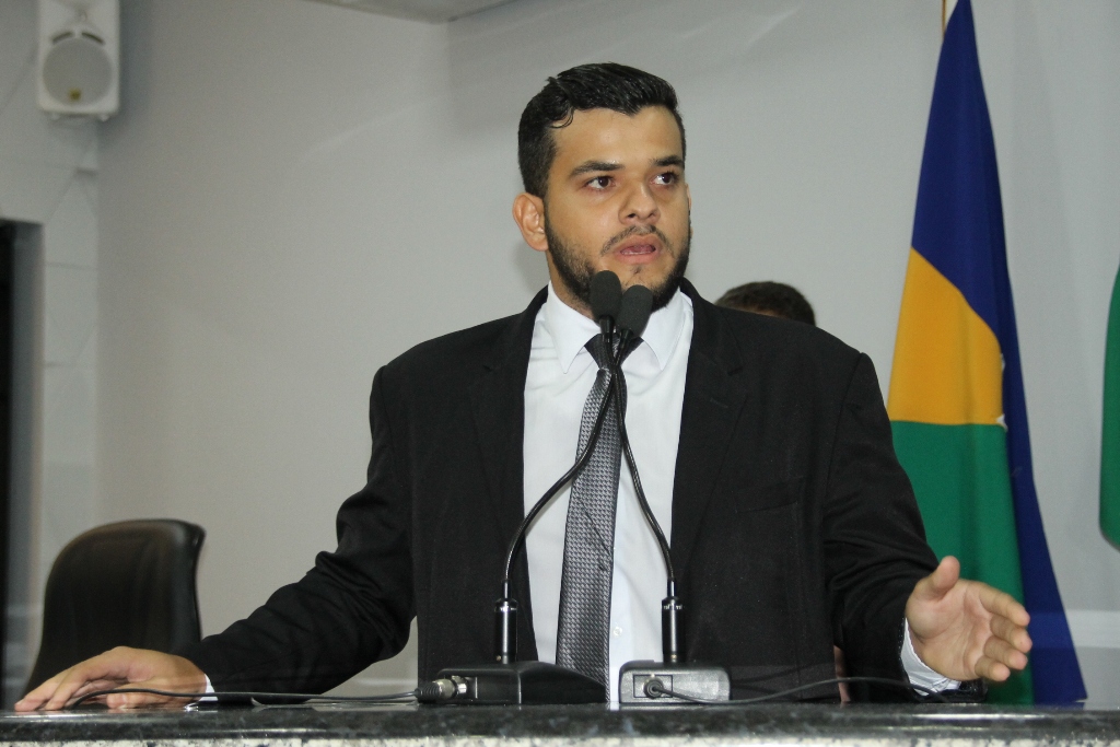 Procon notifica postos combustíveis após denúncia de Weliton Fonseca