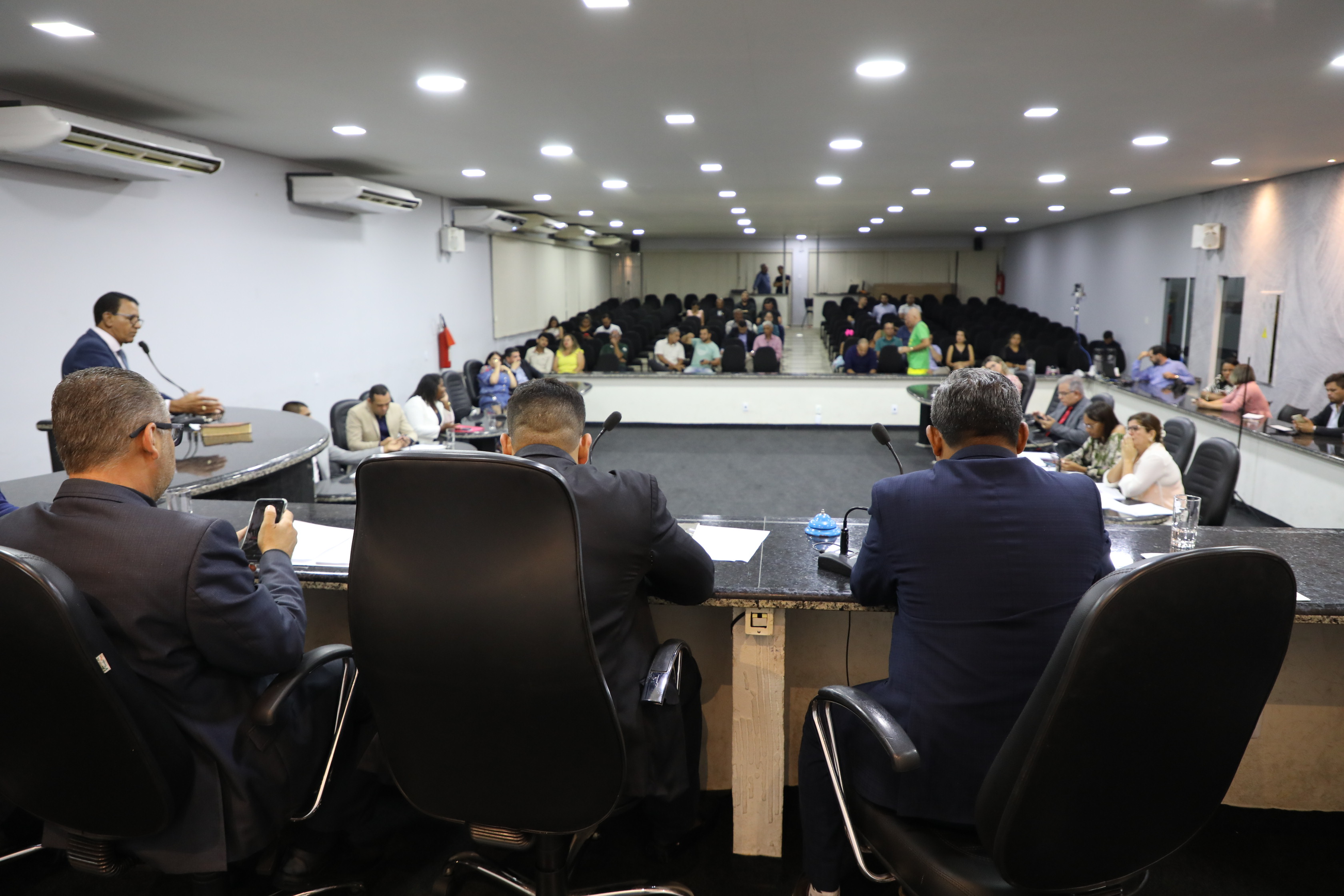 Sessões retomam cobranças sobre desmandos de obra de esgotamento e nova lei endurece com punições