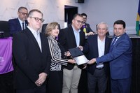 Vereador Edinho Fidelis faz entrega de Moção de Aplausos à Unimed Centro Rondônia