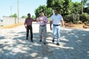 Vereadores e deputado acompanham obra de pavimentação