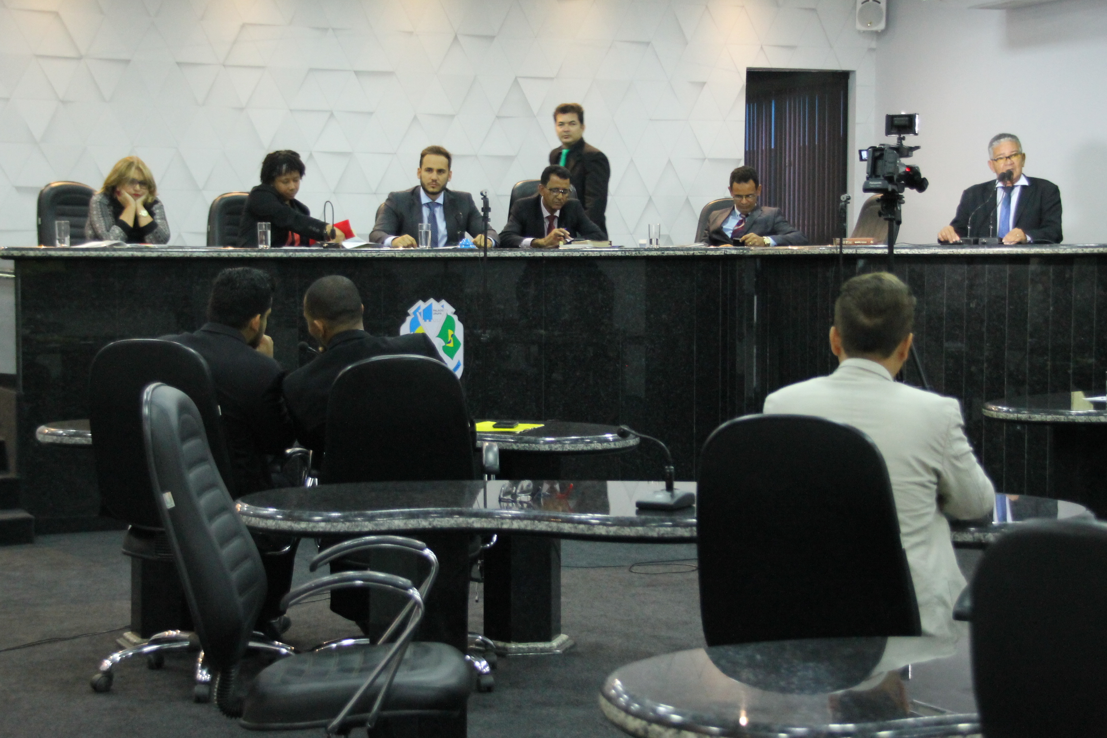 Vereadores sugerem junção de secretarias para conter gastos